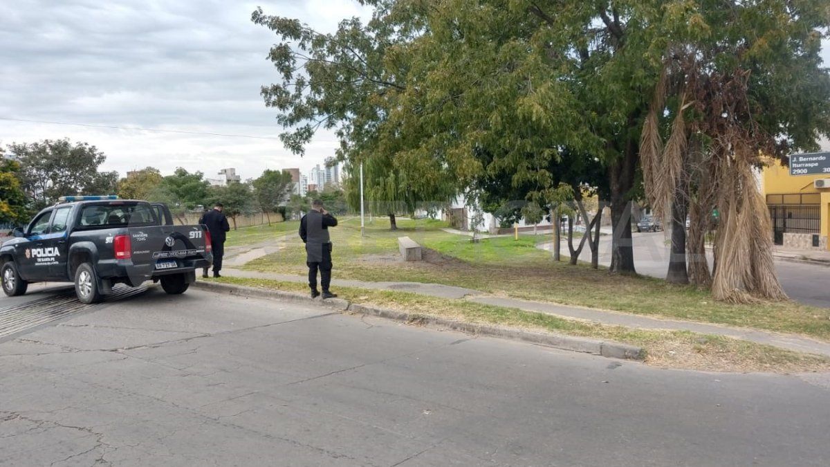 Policías fueron hasta la plaza para resguardar la escena donde fue hallado el bebé.&nbsp;