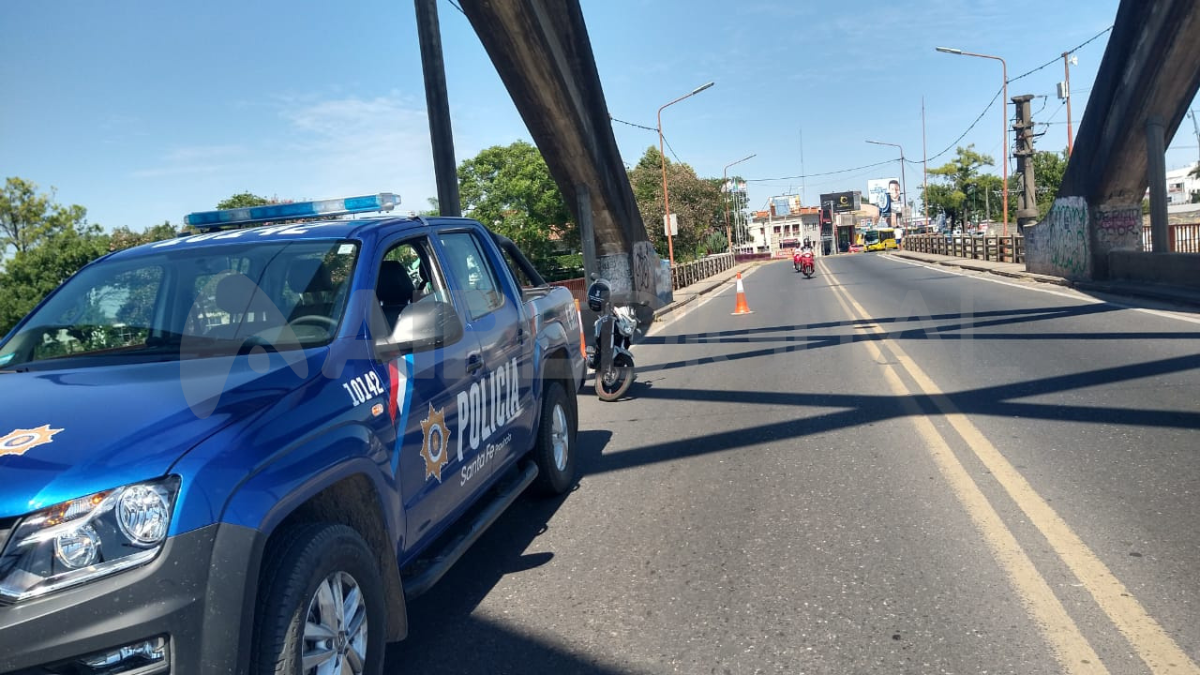 Personal policial intervino en el operativo de rescate que se desplegó en el Puente Carretero Santo Tomé-Santa Fe.