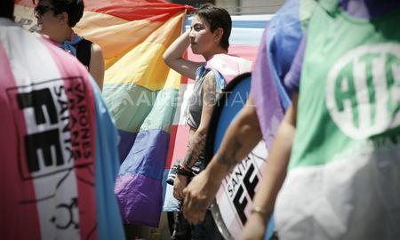 El Decreto 721/2020 firmado por el presidente Alberto Fernández, establece un cupo laboral en el sector público para personas travestis, transexuales y transgénero, en una proporción no inferior al 1%. El Decreto 721/2020 firmado por el presidente Alberto Fernández, establece un cupo laboral en el sector público para personas travestis, transexuales y transgénero, en una proporción no inferior al 1%.