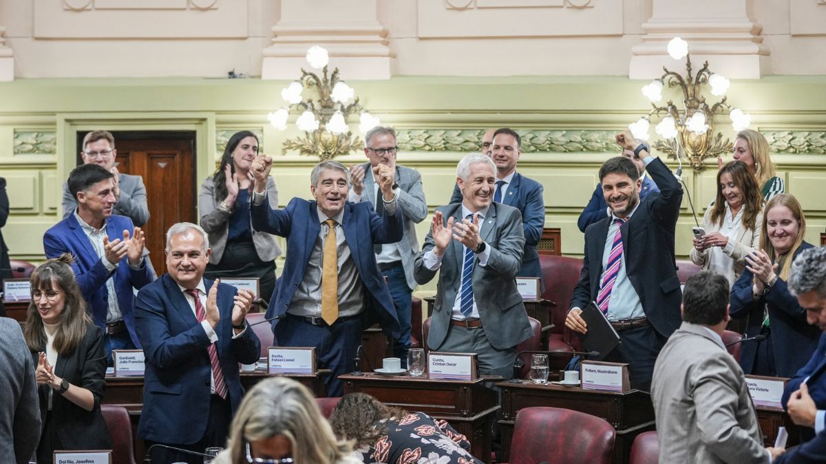 la Convención de 2025 mostró un sólido respaldo político al proceso. La nueva Constitución de Santa Fe fue respaldada por cuatro de los seis espacios políticos: Unidos para Cambiar Santa Fe, Más para Santa Fe, Activemos y Frente de la Esperanza. la Convención de 2025 mostró un sólido respaldo político al proceso. La nueva Constitución de Santa Fe fue respaldada por cuatro de los seis espacios políticos: Unidos para Cambiar Santa Fe, Más para Santa Fe, Activemos y Frente de la Esperanza.