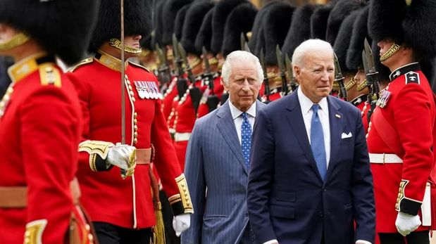 Joe Biden y el rey Carlos III compartieron un té en el Salón de Roble.