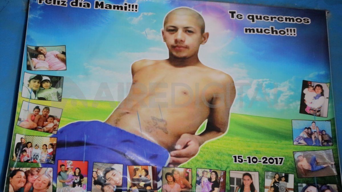 En el comedor de la casa de Gabriela donde Aire Digital la entrevistó está el mural que le había regalado Brian con él como centro de imagen