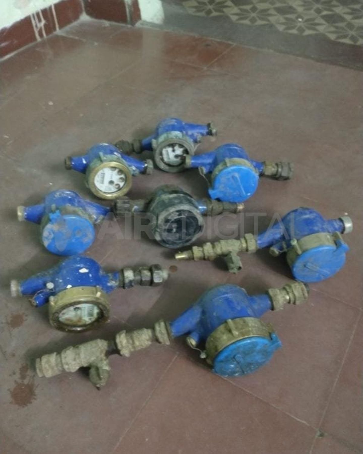 Los ocho medidores de agua sustraídos.