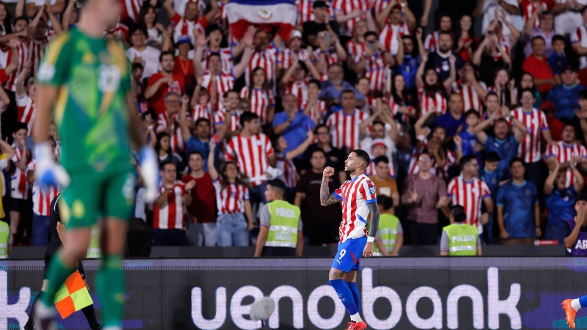 Antonio Sanabria marcó un golazo de Chilena en el partido entre Argentia y Paraguay.