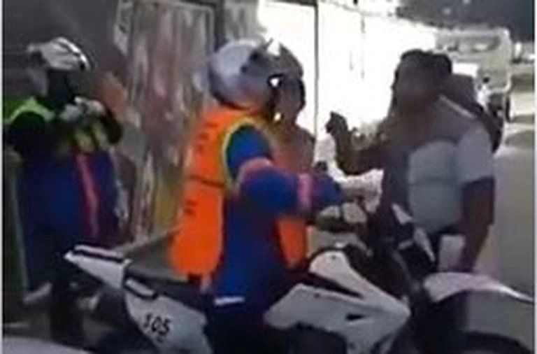 Un hombre derribó de una trompada a un agente de tránsito en Tucumán.