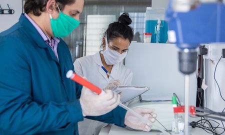 Desde la Universidad Nacional del Litoral&nbsp;se colaboró en la fabricación de alcohol en gel.&nbsp;