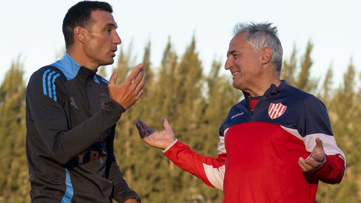 Lionel Scaloni hablando con Leo Madelón en el predio de Ezeiza.