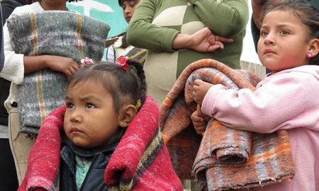 Bajo la consigna “Baúl Solidario Te Abrigo”, las Madres Voluntarias de Santa Rosa de Lima iniciaron a mediados de abril una campaña para llevar abrigos a los más pequeños y adultos. Bajo la consigna “Baúl Solidario Te Abrigo”, las Madres Voluntarias de Santa Rosa de Lima iniciaron a mediados de abril una campaña para llevar abrigos a los más pequeños y adultos.