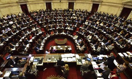 La UCR, Hacemos Coalición Federal e Innovación Federal coordinaron una estrategia común y pidieron postergar la firma de los dictámenes para la semana próxima. La UCR, Hacemos Coalición Federal e Innovación Federal coordinaron una estrategia común y pidieron postergar la firma de los dictámenes para la semana próxima.