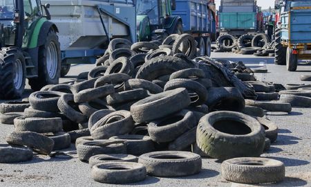 harto de que su vecino arroje basura le bloqueo la entrada a la casa con 400 neumaticos harto de que su vecino arroje basura le bloqueo la entrada a la casa con 400 neumaticos