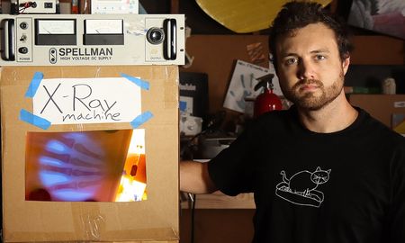 El joven es youtuber e ingeniero. S El joven es youtuber e ingeniero. S