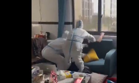 Las imágenes se volvieron virales. La persona pide que no sean violentos, pero los agentes la llevan a la fuerza. Las imágenes se volvieron virales. La persona pide que no sean violentos, pero los agentes la llevan a la fuerza.