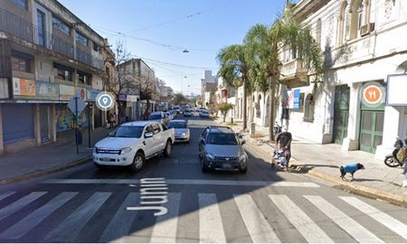 Abrieron una camioneta estacionada sobre calle Junín y robaron pertenencias de los dueños Abrieron una camioneta estacionada sobre calle Junín y robaron pertenencias de los dueños