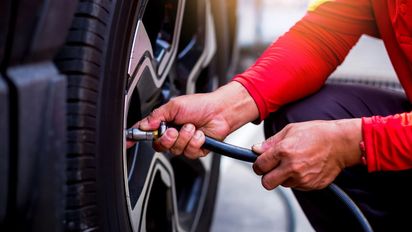 No lo hagas así: el error que la mayoría comete al inflar los neumáticos