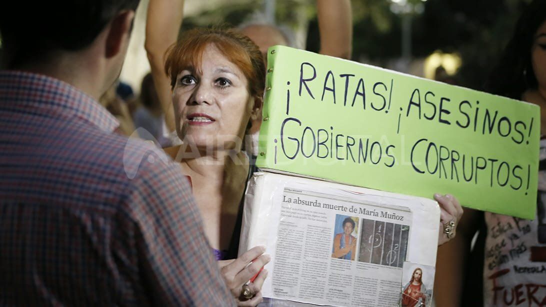 En medio de la escalada de violencia, Santa Fe se manifestó en la Plaza 25 de Mayo 