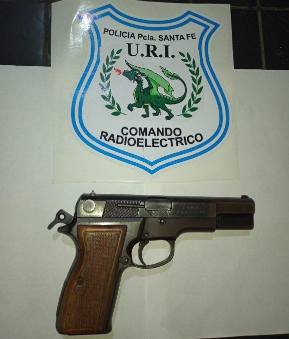 En el procedimiento de calle Santa Cruz al 6600 se secuestró un arma calibre 9 mm.