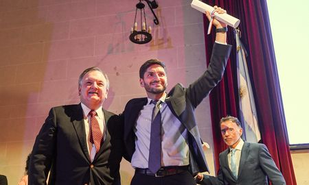Maximiliano Pullaro junto a Felipe Michlig. El gobernador recibió su diploma. Maximiliano Pullaro junto a Felipe Michlig. El gobernador recibió su diploma.