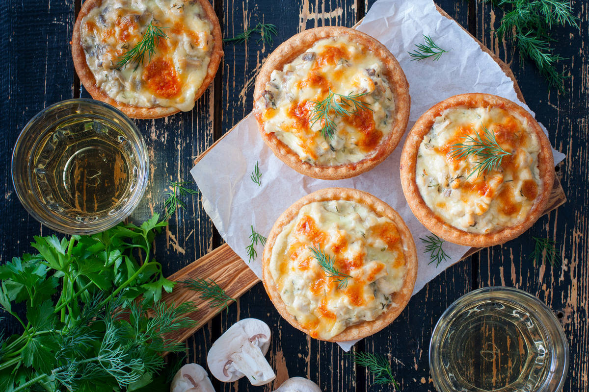 Las tartas individuales de verduras son ideales para hacer en casa y comer rico y sano. Las tartas individuales de verduras son ideales para hacer en casa y comer rico y sano.