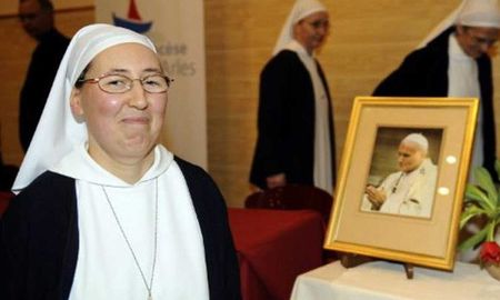 La monja francesa Sor Marie Simon-Pierre, que sufría el mal de Parkinson, le rezó a Juan Pablo II, quien también padeció esa enfermedad y se curó. La monja francesa Sor Marie Simon-Pierre, que sufría el mal de Parkinson, le rezó a Juan Pablo II, quien también padeció esa enfermedad y se curó.
