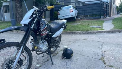Un auto se incrustó en una casa de Santa Fe tras chocar con una moto: hay dos personas heridas