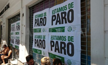 Personal de la Secretaría de la Niñez se concentró y movilizó en San Luis 3100. Personal de la Secretaría de la Niñez se concentró y movilizó en San Luis 3100.