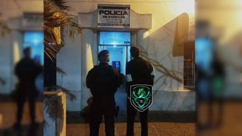 Un hombre fue detenido en el patio de una escuela en el norte de la ciudad de Santa Fe este jueves por la noche.