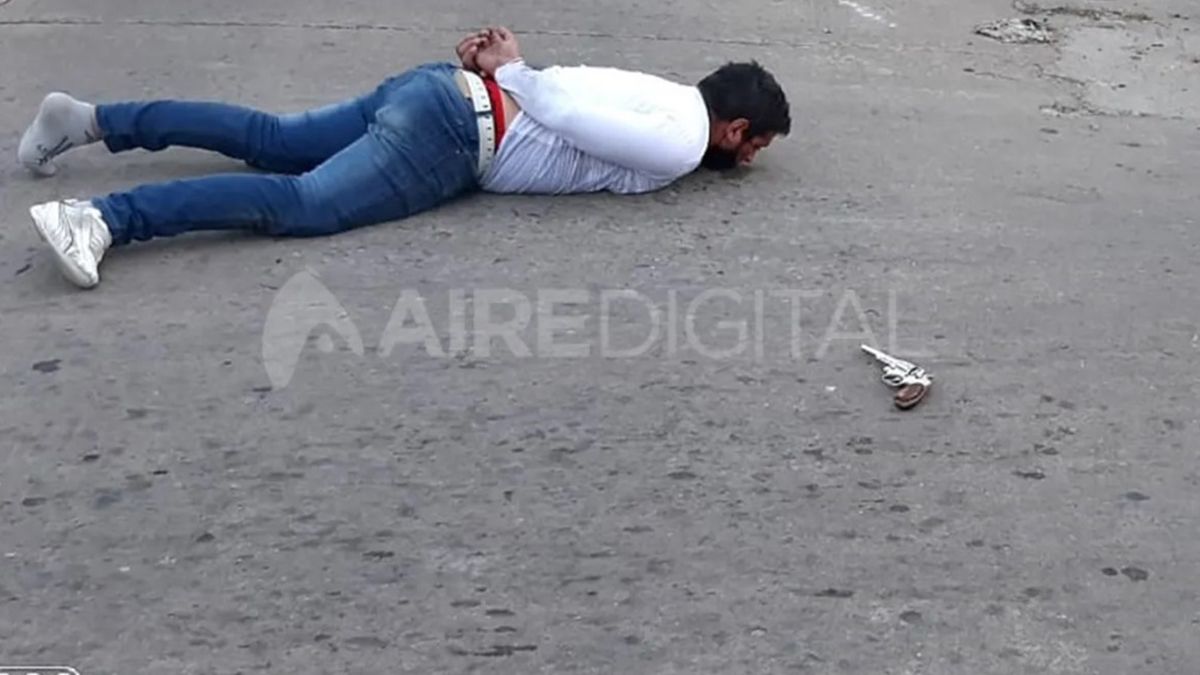 Así quedó detenido uno de los violentos integrantes de la banda.