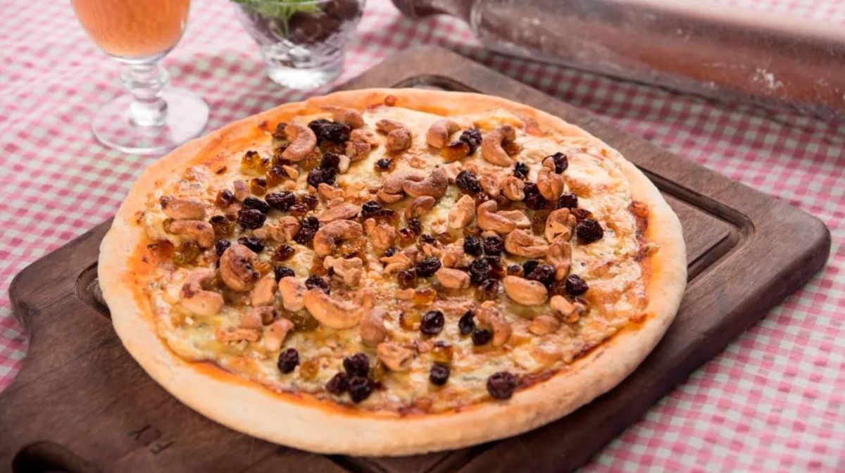 Pizza de pasas y roquefort