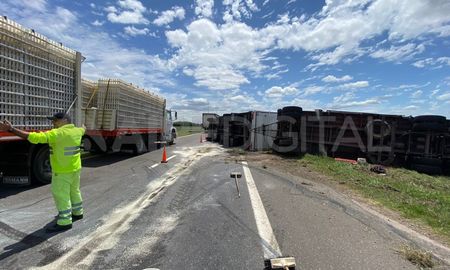 El camión volcó a la altura del kilómetro 15 de la Autovía 19. Hay corte total de tránsito en la mano hacia Córdoba. El camión volcó a la altura del kilómetro 15 de la Autovía 19. Hay corte total de tránsito en la mano hacia Córdoba.