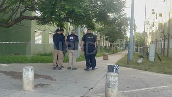 Peritos de la PDI trabajaron recabando evidencia en la escena del crimen, en barrio Centenario.