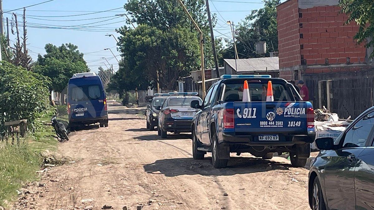 Policías y peritos llegaron al lugar para analizar la escena del crimen. 