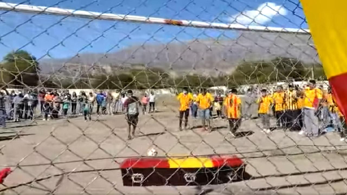 Compa&ntilde;eros de un joven arquero que perdi&oacute; la vida tras un accidente vial decidieron homenajearlo pateando una tanda de penales frente al f&eacute;retro.&nbsp;
