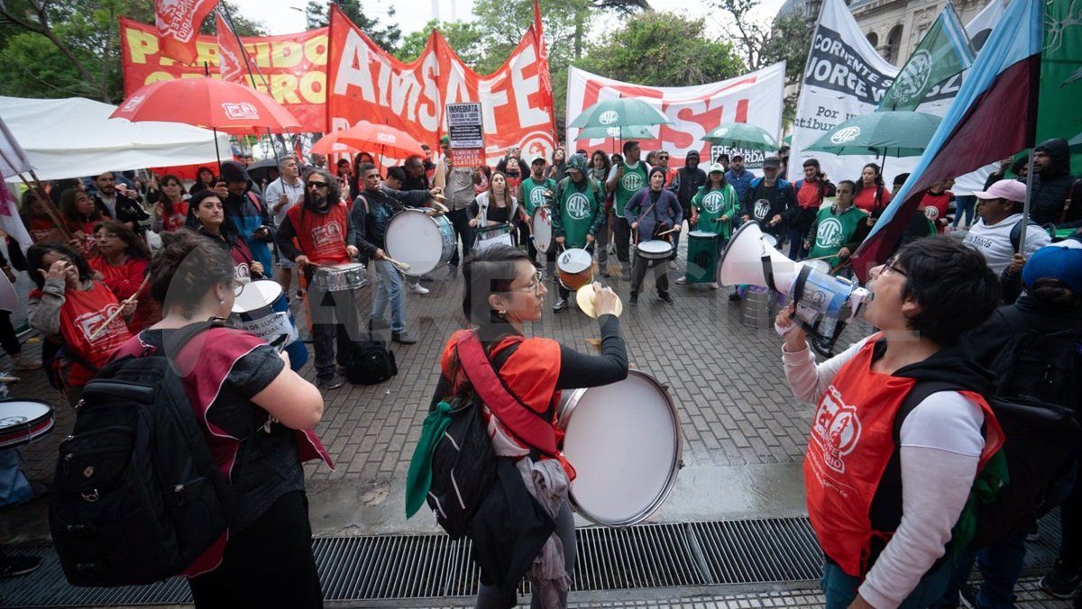 Alrededor de 200 personas que representan a las seccionales rosarinas de Amsafé y ATE llegaron este jueves a la capital provincial.