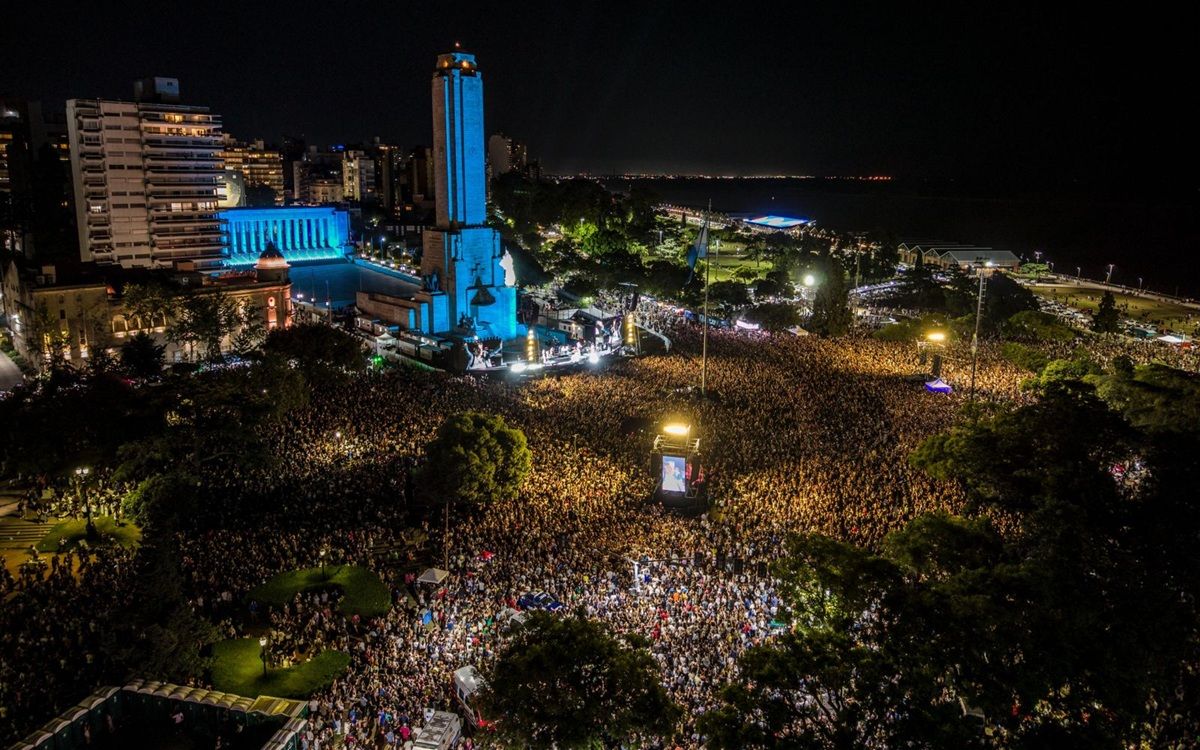 Fito Páez tocó en el Monumento a la Bandera ante más de 300.000 personas. Fito Páez tocó en el Monumento a la Bandera ante más de 300.000 personas.