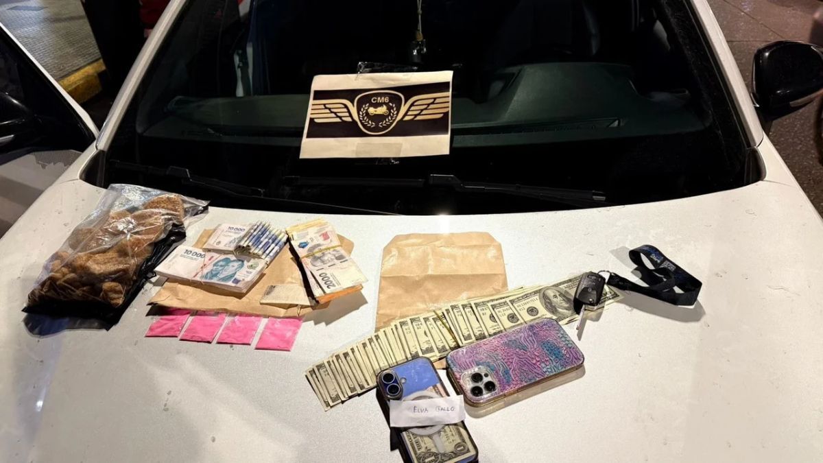 El conductor sacó un fajo de billetes e intentó sobornar a los agentes. El conductor sacó un fajo de billetes e intentó sobornar a los agentes.