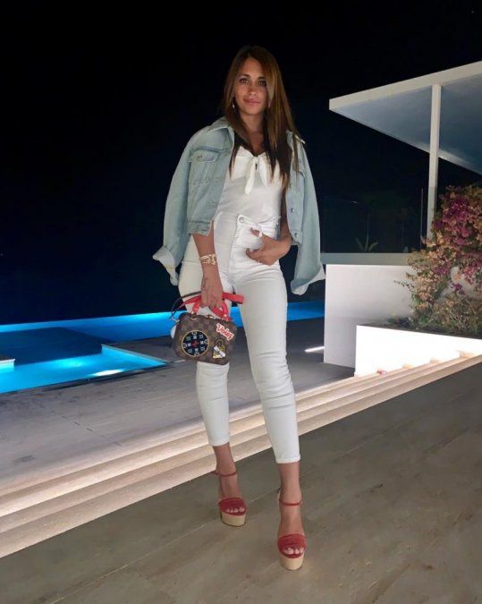 Look básico de Antonela Roccuzzo con un destacado accesorio de Louis Vuitton.