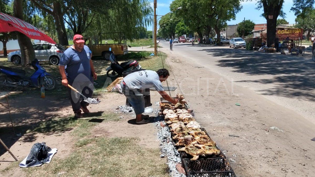 Desde temprano los integrantes del Movimiento Popular la Dignidad se instalaron en Teniente Loza y 12 de Octubre con una gran parrilla y los 400 pollos que en esa estructura se cocinaron para distribuir.