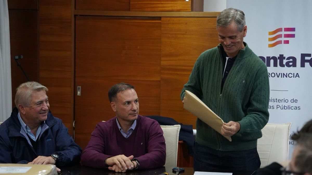El Gobierno de Santa Fe abrió las ofertas económicas de la licitación para la reconstrucción integral de 39 kilómetros entre el Arroyo Saladillo Amargo y el Río Salado. El Gobierno de Santa Fe abrió las ofertas económicas de la licitación para la reconstrucción integral de 39 kilómetros entre el Arroyo Saladillo Amargo y el Río Salado.