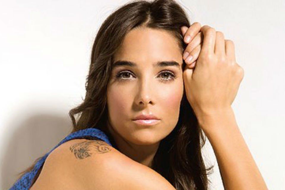 Juana Viale publicó una foto con su hijo al volante y sin cinturón de seguridad y ¡se armó la catombe!