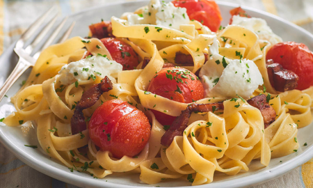Estos fideos caprese son perfectos para una comida ligera y rápida, pero con todo el sabor de la cocina mediterránea. Estos fideos caprese son perfectos para una comida ligera y rápida, pero con todo el sabor de la cocina mediterránea.