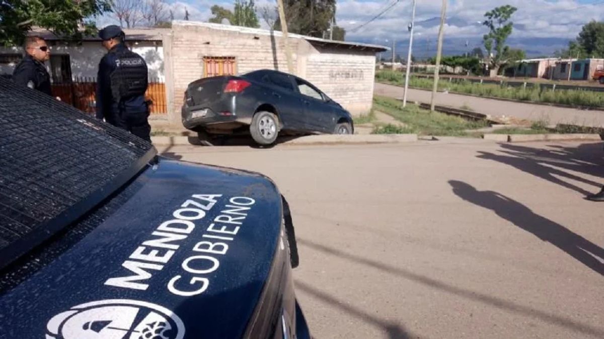 La persecución terminó a las pocas cuadras cuando el vehículo volcó y cayó sobre una zanja La persecución terminó a las pocas cuadras cuando el vehículo volcó y cayó sobre una zanja
