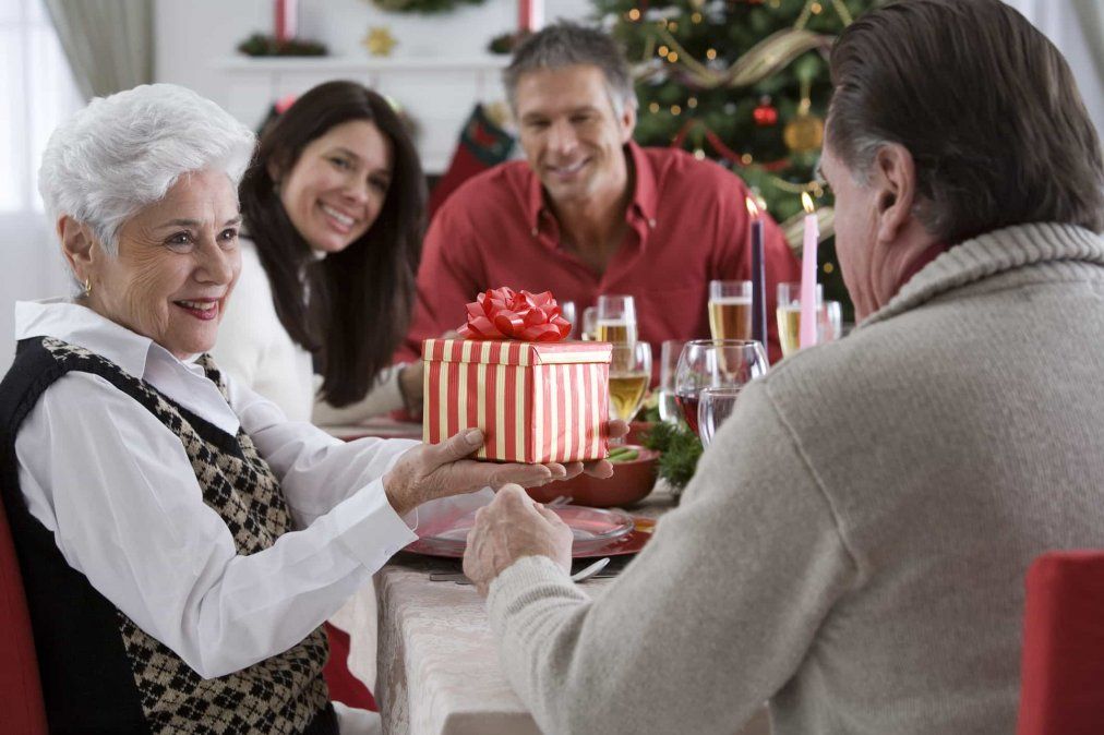Consejos para crear un ambiente navideño inclusivo cuando un miembro de la familia tiene alzheimer