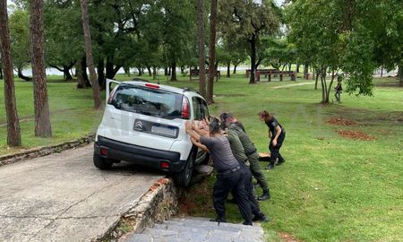 Un auto quedó atascado en la rampa de acceso al Parque del Sur. Un auto quedó atascado en la rampa de acceso al Parque del Sur.