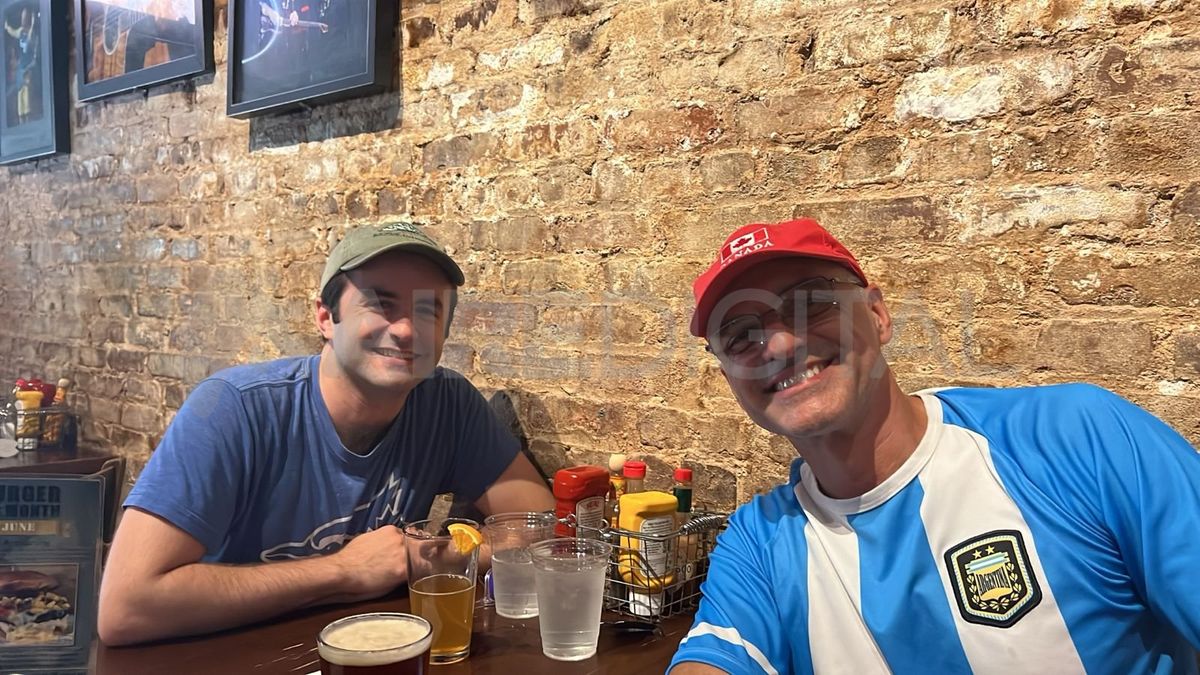 Gustavo luciendo su camiseta de la Selección Argentina y su gorro de Canadá en un bar de Atlanta