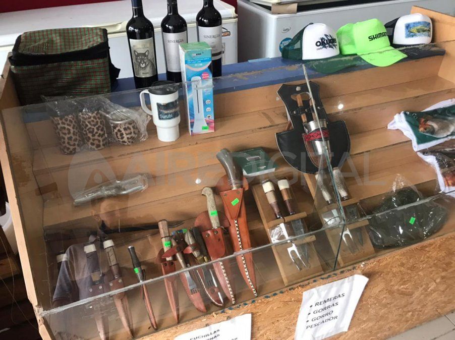 Los cuchillos robados del local de pesca.