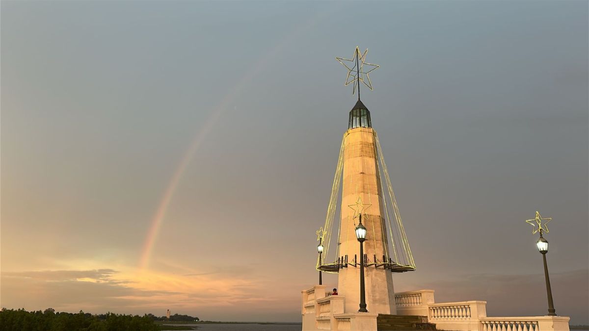 El Faro de la Costanera de Santa Fe ya está iluminado y luce con forma de árbol de Navidad desde este 8 de diciembre.
