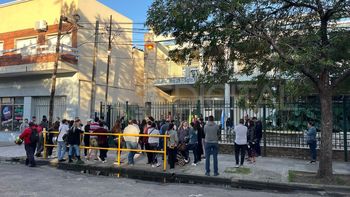 El viernes por la mañana los padres se autoconvocaron en la escuela Sargento Pedro Bustamante para pedir explicaciones sobre un hecho que solo habría involucrado a menores.