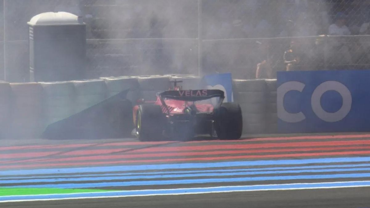 Duro golpe en la vuelta 18 para Charles Leclerc. El piloto monegasco lideraba tranquilo con su Ferrari, pero en la curva 11 perdió el control del vehículo y terminó chocando contra la barrera de neumáticos, abandonando automáticamente la prueba.