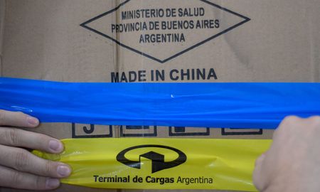 Cada 72 horas llegan a Buenos Aires insumos desde China para combatir el coronavirus. Cada 72 horas llegan a Buenos Aires insumos desde China para combatir el coronavirus.