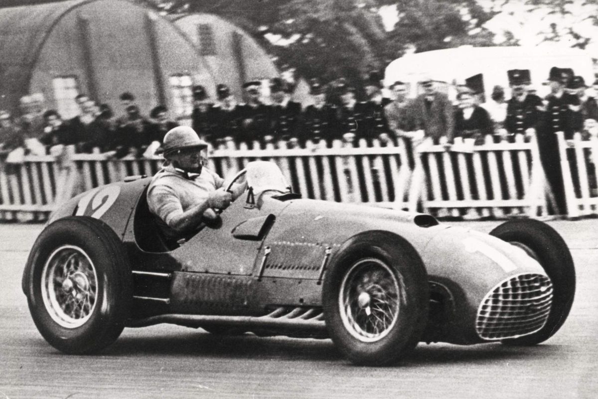 Froilán, quien no conocía el trazado de Siverstone “ni en fotos”, como dijo antes de viajar al mismo, brilló con la Rossa V12 aspirada de 4500 cc y 380 HP al adueñarse de los entrenamientos y de la pole, con un fantástico tiempo de 1’44”4/10, a 161,851 km/h de promedio. Ante tal muestra de poderío, Fangio le adelantó la noche anterior: “Corré tranquilo porque, si no pasa nada raro, mañana ganás”. Froilán, quien no conocía el trazado de Siverstone “ni en fotos”, como dijo antes de viajar al mismo, brilló con la Rossa V12 aspirada de 4500 cc y 380 HP al adueñarse de los entrenamientos y de la pole, con un fantástico tiempo de 1’44”4/10, a 161,851 km/h de promedio. Ante tal muestra de poderío, Fangio le adelantó la noche anterior: “Corré tranquilo porque, si no pasa nada raro, mañana ganás”.